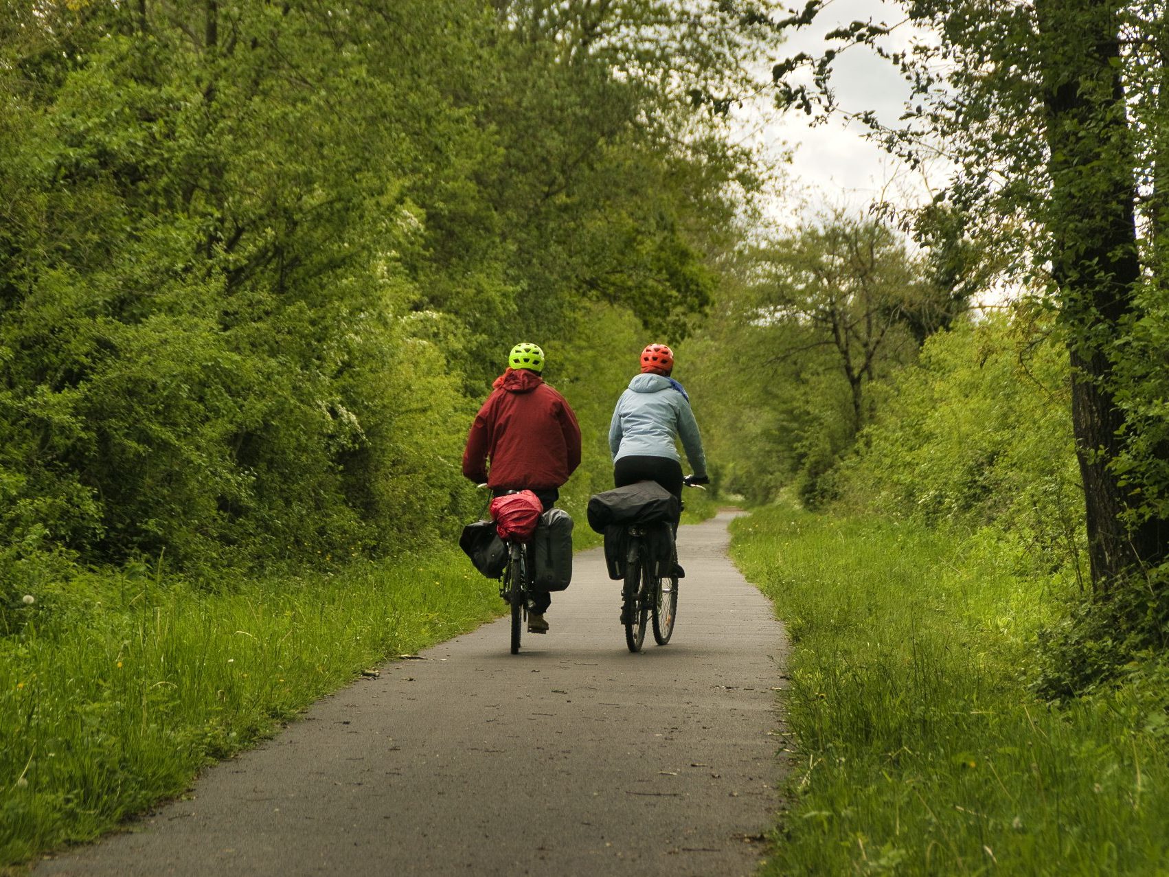 En couple à vélo sur la voie verte