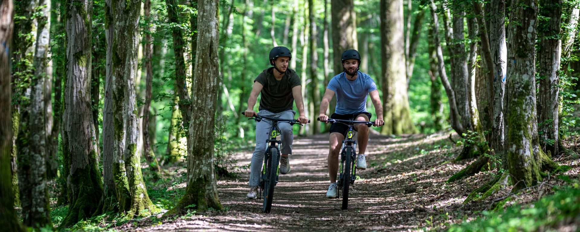 Deux amis en vélo sur la Voie Verte